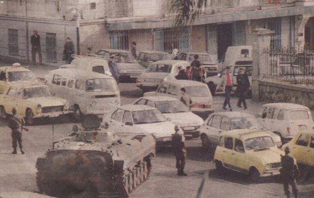 Militares y tanques en calles de Argelia en 1991 durante la guerra civil
