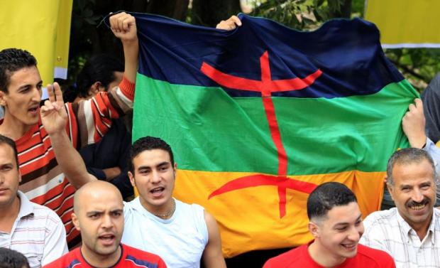 Bandera y personas defensoras de la cultura bereber
